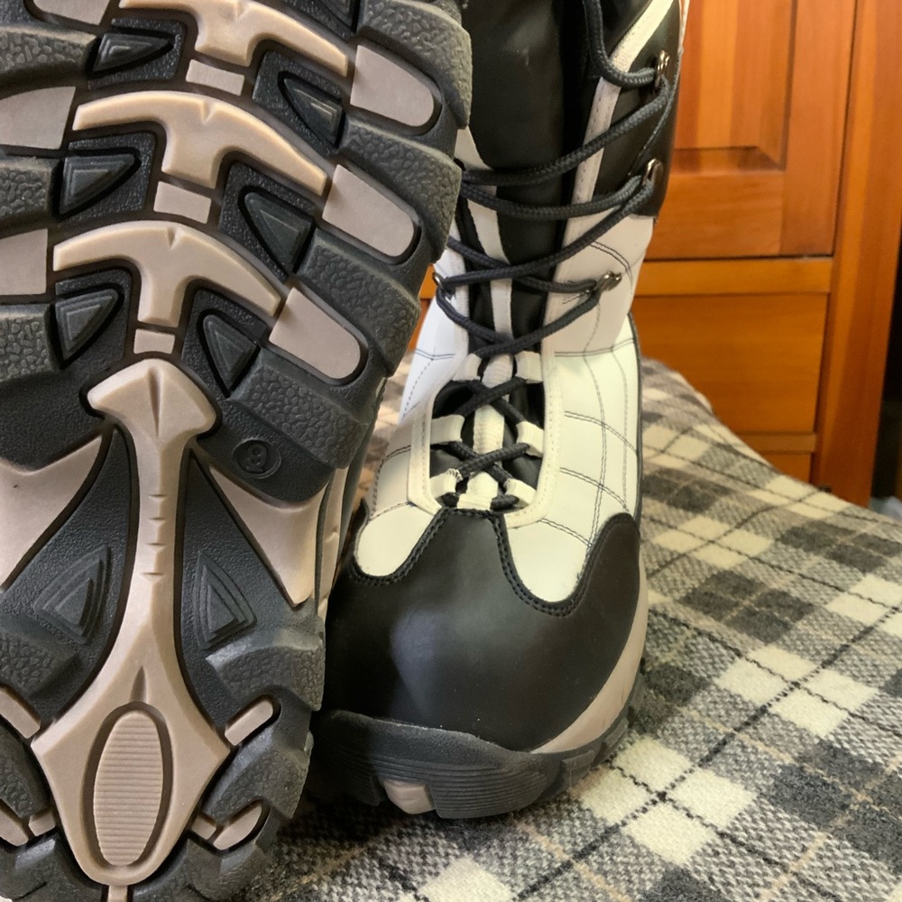 Bass White and Black Waterproof Snow Boots - Picture 4 of 4